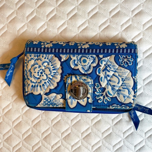 Vera Bradley Handbags - Vera Bradley Clutch with Optional Chain in Great Condition